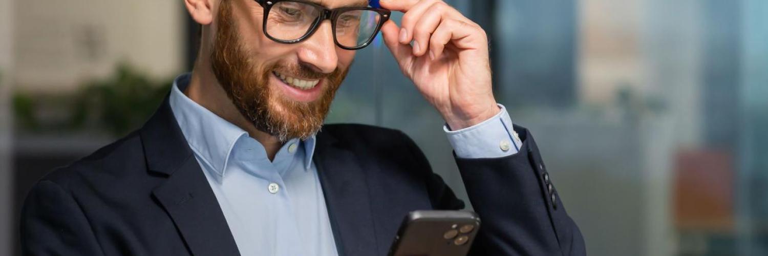 Afhentning af bil Business man with phone