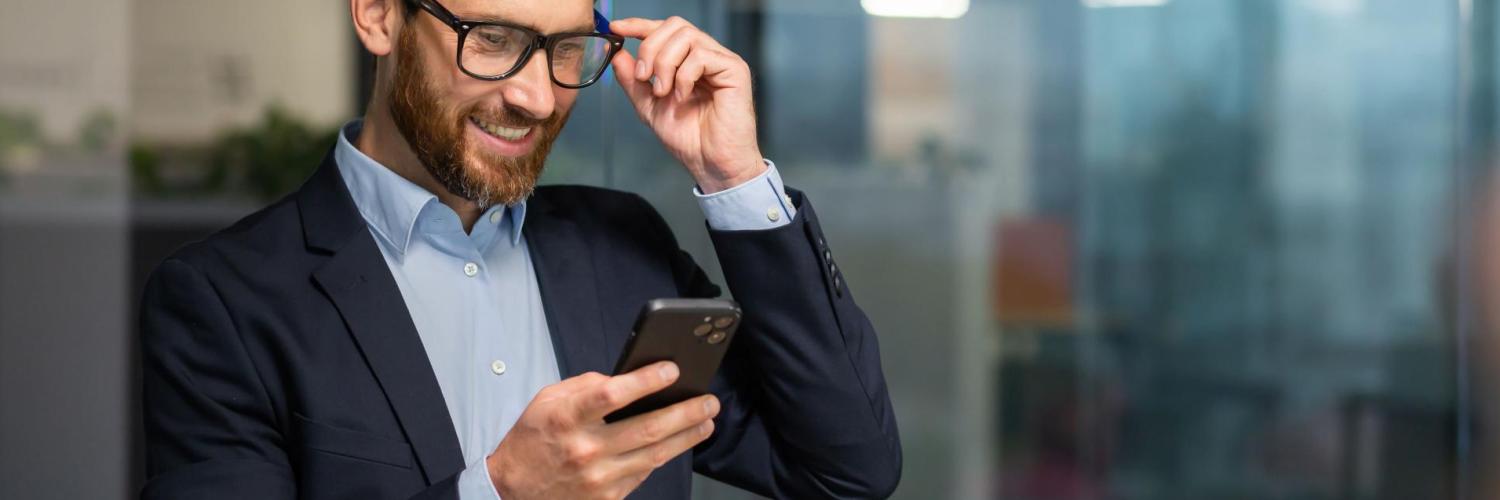 Afhentning af bil Business man with phone