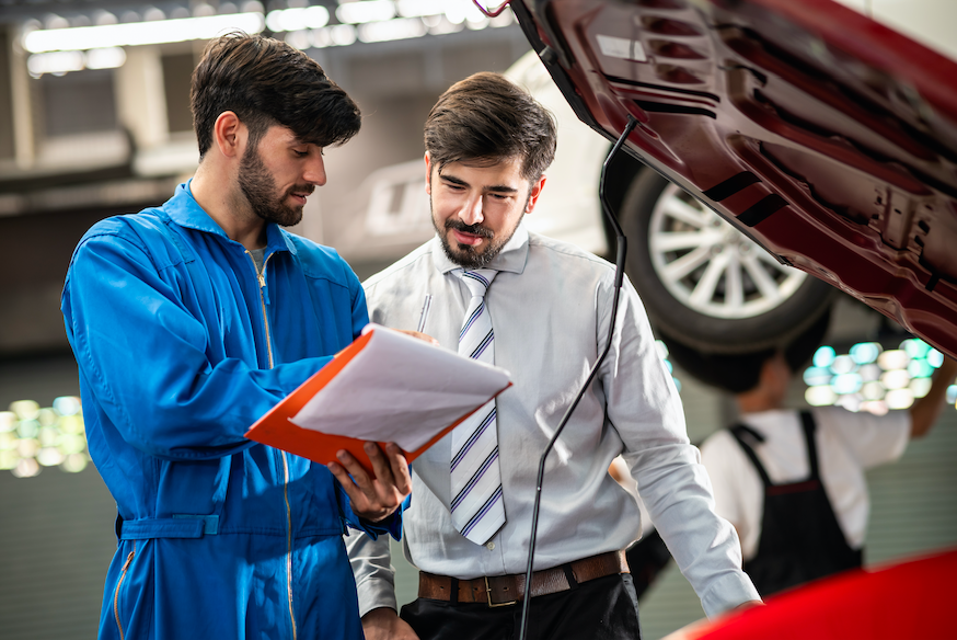 DES SPÉCIALISTES CAPABLES DE RÉALISER DIVER Garage man work explain to his boss